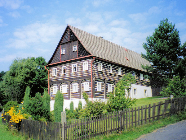 Památkově chráněný patrový roubený dům č.p. 27 uprostřed osady.