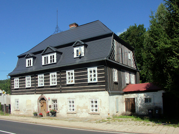 Patrový dům č.p. 55 s mansardovou střechou, stojící u silnice do Chřibské.