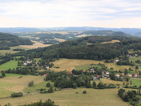 Pohled na osadu ze Zámeckého vrchu.