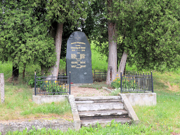 Pomník padlým z 1. světové války u silnice pod kostelem.
