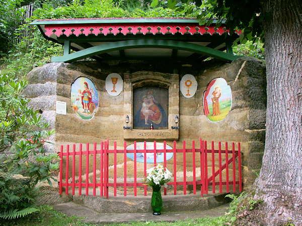 Skalní kaple Panny Marie Pomocné v dolní části osady.