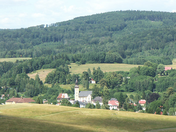Ortszentrum mit der St. Georgskirche - Blick von Süden.