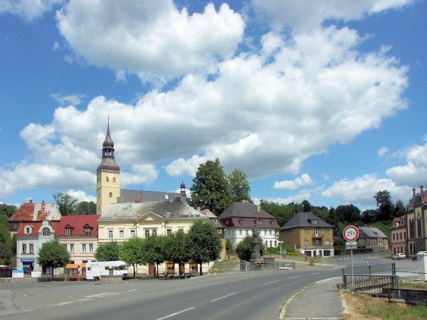 Pohled na náměstí s kostelem sv. Jiří v pozadí.