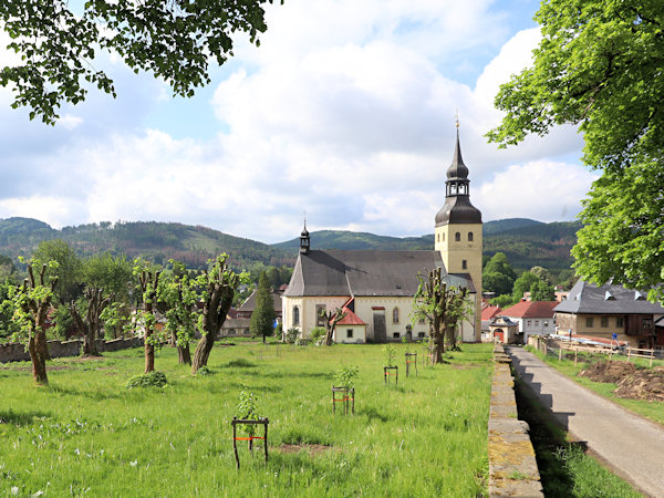Kostel sv. Jiří s bývalým hřbitovem.