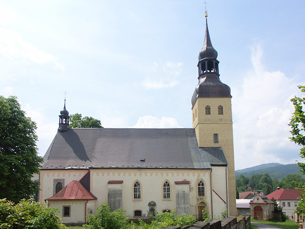 Pohled na kostel sv. Jiří ze severní strany.