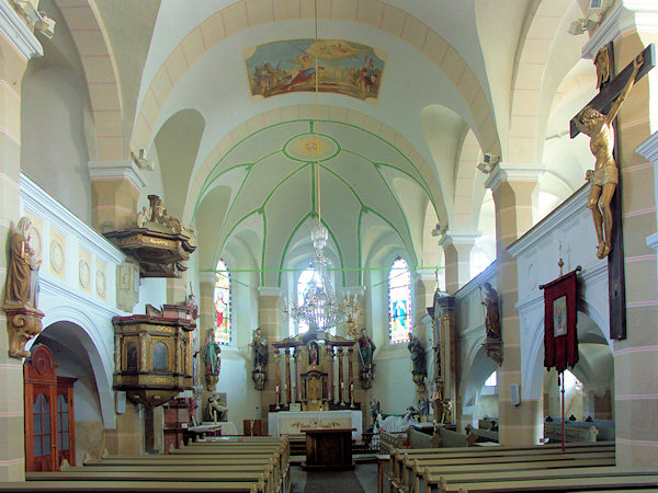 Interiér kostela sv. Jiří.