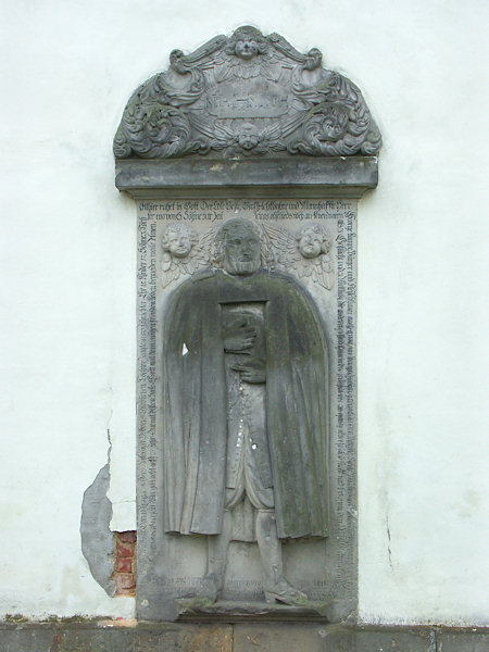 Grabplatte aus dem Jahr 1688 an der Nordwand der Kirche.