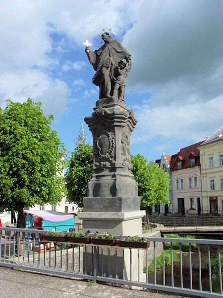 Socha sv. Jana Nepomuckého na náměstí.