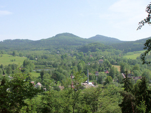 Ansicht eines Teiles von Horní Chřibská (Oberkreibitz) von Norden. Hinter den Bäumen im Vordergrund befindet sich das Areal der ehemaligen Glashütte.