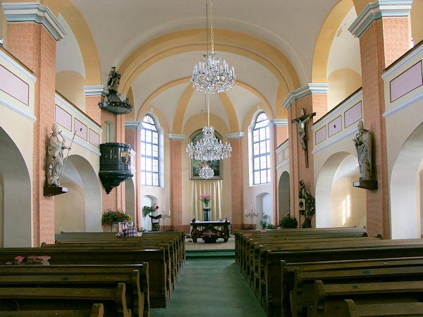 Das Innere der Kirche der Himmelfahrt der Jungfrau Maria.