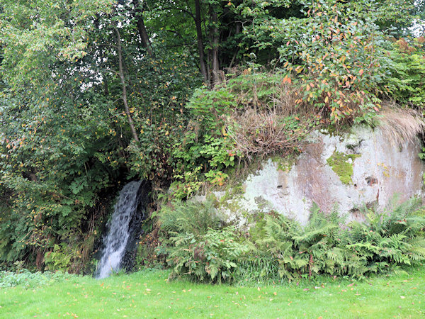 Der Wasserfall bei der stillgelegten Mühle im südwestlichen Teil des Dorfes.