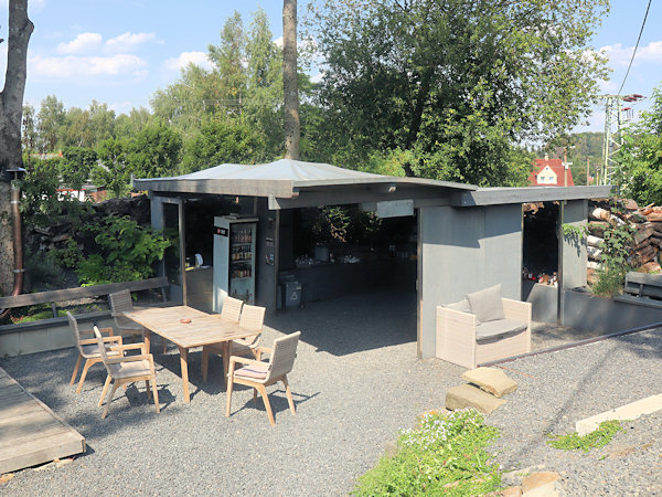 Luční bar (Wiesenbar) im unteren Teil der Siedlung.