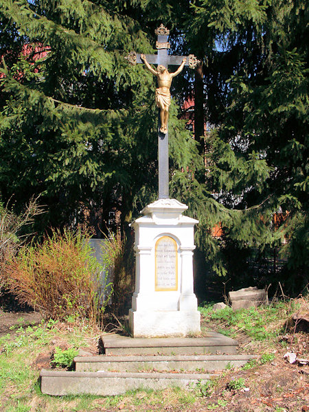 Kříž uprostřed osady.