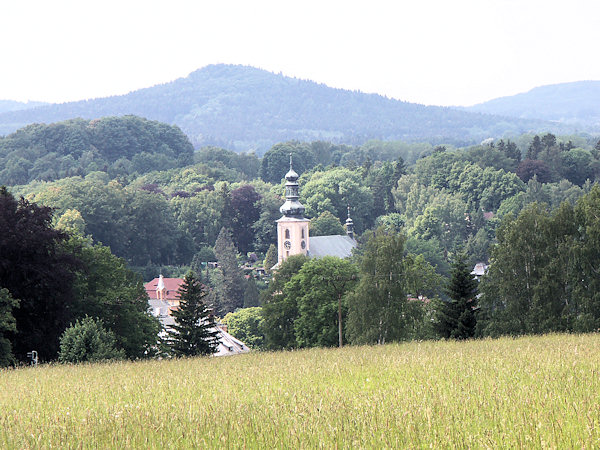 Blick auf der Kirche der hl. Maria Magdalena von Südosten. Im Hintergrund ist Vlčí hora (Wolfsberg).