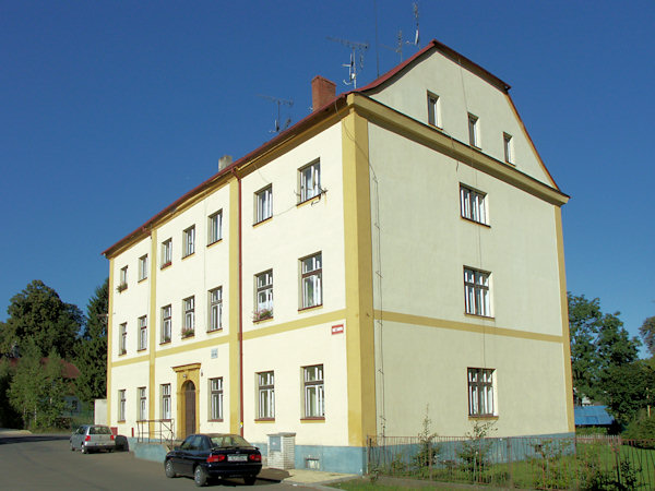 Das Haus No.285 in der Smetanova ulice mit der August Frind-Gedenktafel.