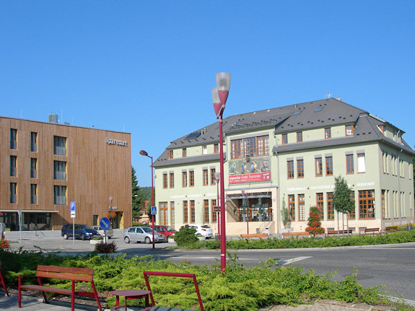 Südwestecke des Stadtplatzes mit dem Haus der Böhmischen Schweiz und dem Hotel Lípa.