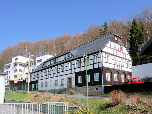 Fabrikantenhaus mit Fachwerkboden auf dem Gelände des Sozialamtes. Im Hintergrund ist die Palme-Villa zu sehen.