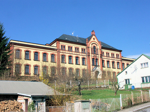 Das ehemalige Krankenhausgebäude am nördlichen Stadtrand ist heute ein Altenheim.
