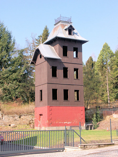 Památkově chráněná dřevěná věž na sušení hadic v areálu požární zbrojnice.