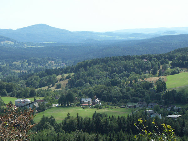 Blick auf das Ortszentrum vom Aussichtsturm auf dem Wolfsberg (Vlčí hora). Im Hintergrund links ist der Berg Studenec (Kaltenberg).