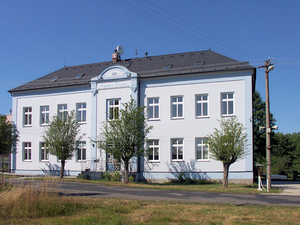 Die ehemalige Schule beherbergt heute ein Naturkosmetikgeschäft von Firma Nobilis Tilia.