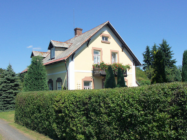Das Haus No. 30 am Rand der Siedlung unter dem Vlčí hora (Wolfsberg).