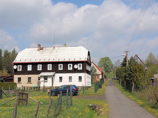 Pohled do osady z Horního Podluží.
