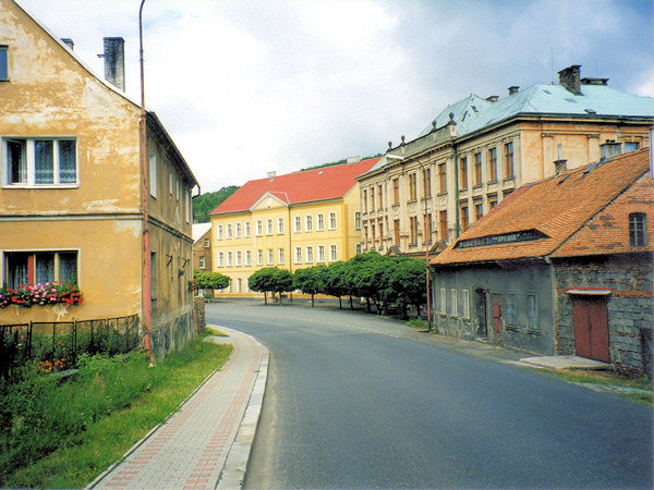 Školní budovy uprostřed obce.