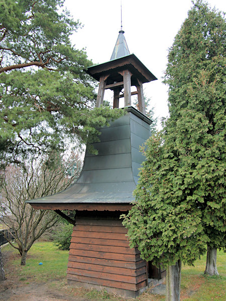 Der hölzerne Glockenturm im Ostteil der Gemeinde.