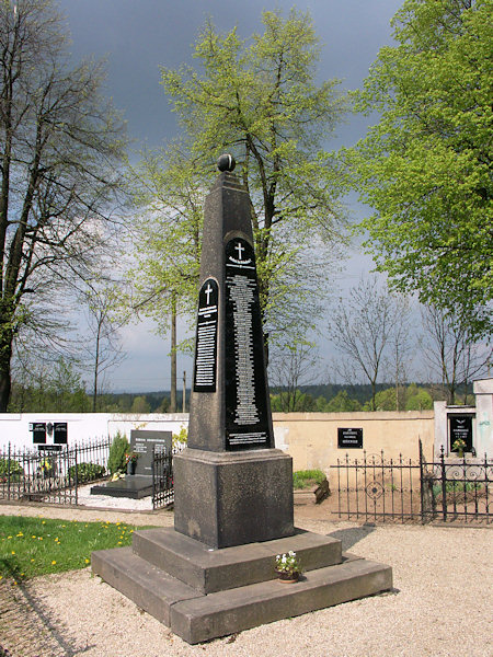 Pomník padlým z 1. světové války na místním hřbitově.