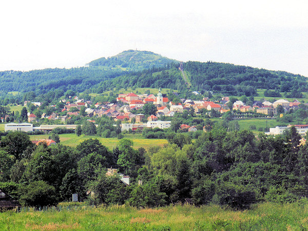 Gesamtansicht vom Norden. Im Hintergrunde Jedlová (Tannenberg) und Křížová hora (Kreuzberg).