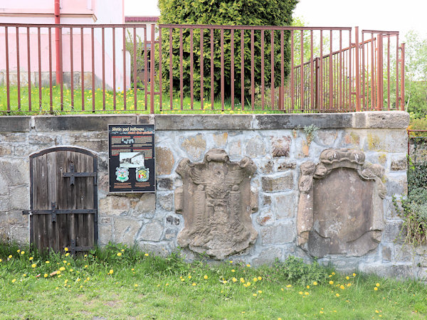 Mauer unterhalb des Hauses No. 252 mit den steinernen Wappen und dem Mundloch eines alten Stollens.