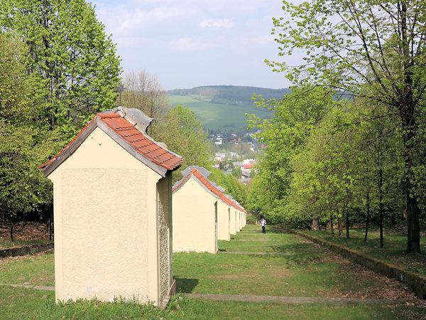 Blick vom Křížová hora (Kreuzberg) ins Tal.