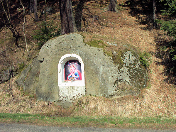 Skalní výklenek u silnice do České Kamenice.