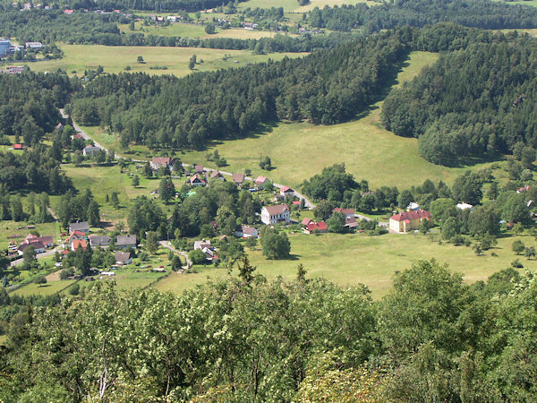 Blick auf das Ortszentrum vom Střední vrch (Mittenberg).