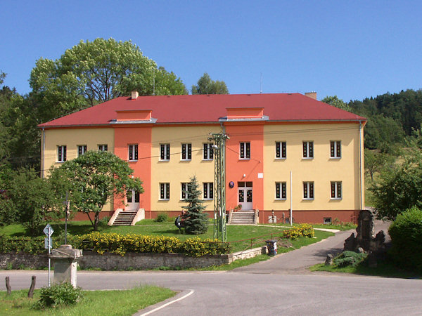 Das Gebäude der Grundschule und des Kindergartens.