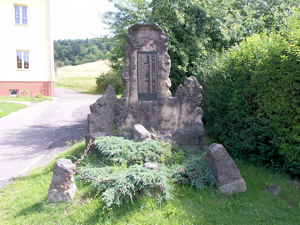 Denkmal der Gefallenen des 1. Weltkrieges im Ortszentrum.