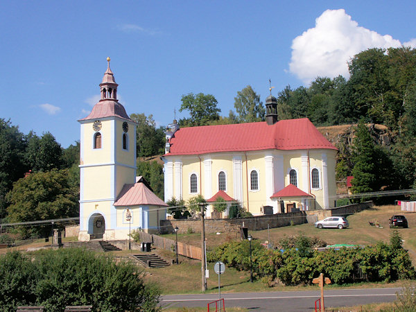 Kostel se zvonicí na Školním vrchu.