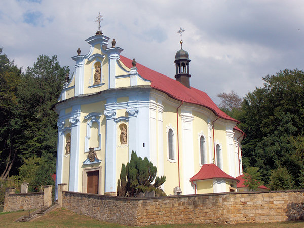 Barokní kostel sv. Petra a Pavla.