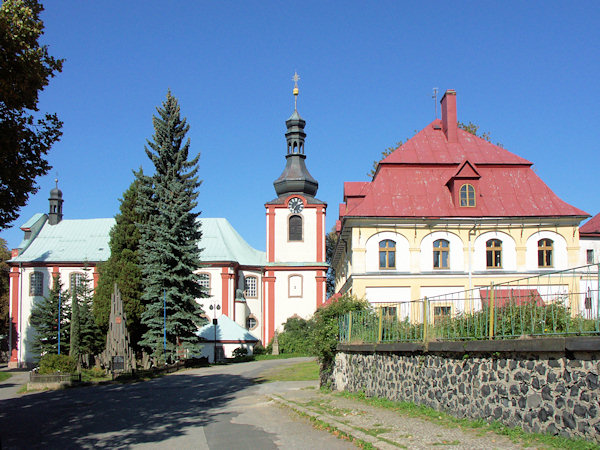 Kostel sv. Jana Křtitele s farou.