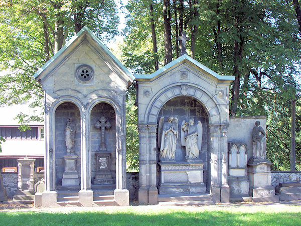 Náhrobky na bývalém hřbitově.