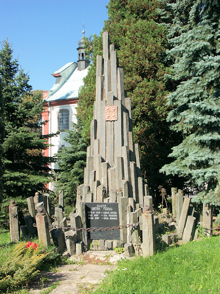 Kamenný památník u kostela.