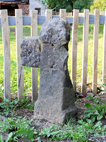 Starý kamenný kříž u silnice do Slunečné.