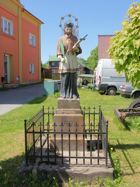 Socha sv. Jana Nepomuckého v centru osady.