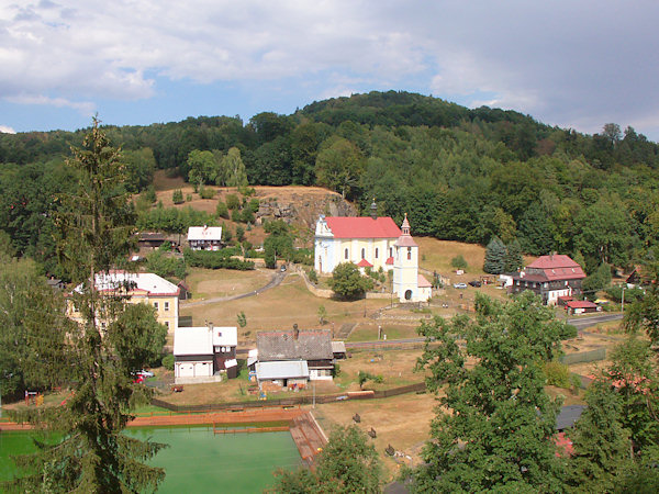 Das Zentrum von Horní Prysk mit der Kirche St. Peter und Paul und der ehemaligen Schule.