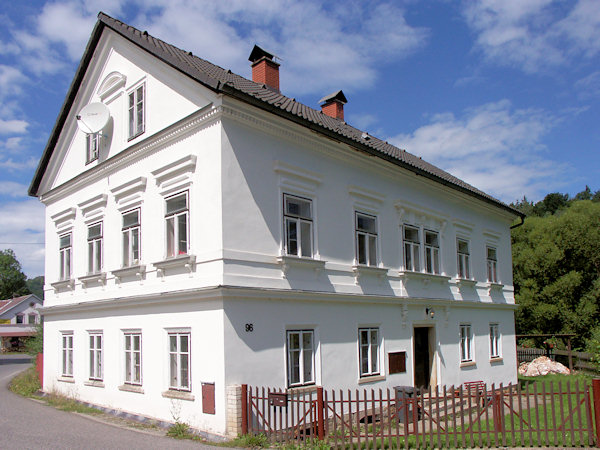 Dům na křižovatce uprostřed Horního Prysku.