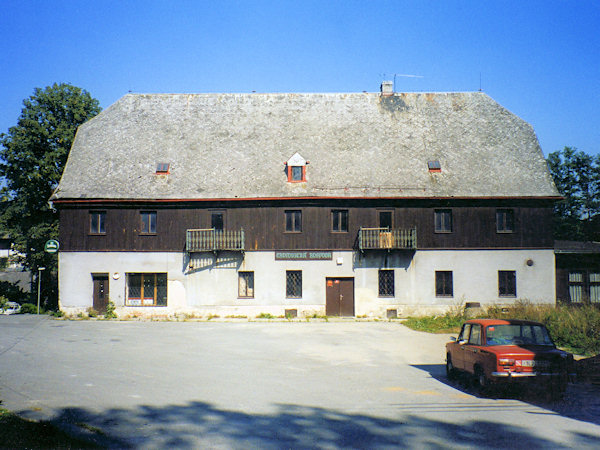 Gaststätte von Chotovice am südöstlichen Ortsrand vor der Rekonstruktion.