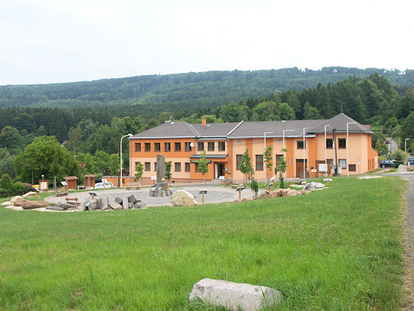 Das Zentrum des Dorfes mit dem Gebäude des Gemeindeamtes und dem geologischen Park.