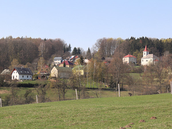 Jižní část obce s kostelem a farou.
