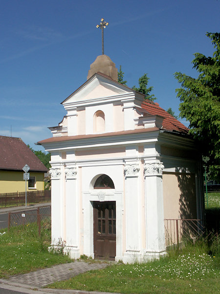 Kapelle des Heiligen Kreuzes im Zentrum des Dorfes.